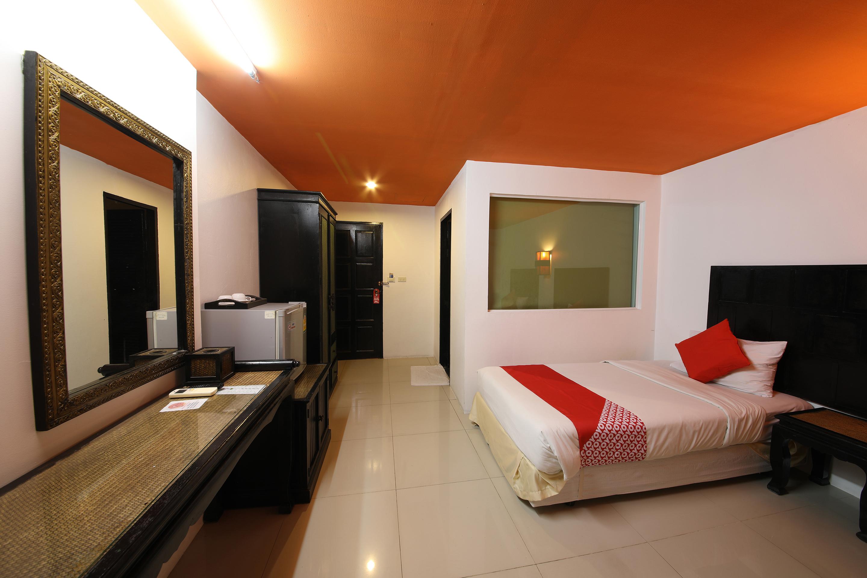 Hotel Oyo 126 Patong Station House Esterno foto